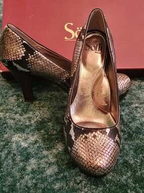 NEW Striking Sofft Golden Piton Pumps